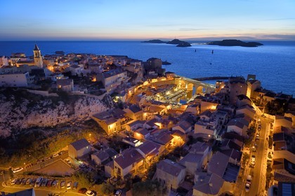 France, Bouches-du-Rhône (13), Marseille, quartier d'Endoume, le Vallon des Auffes, l'archipel du Frioul avec le Chateau d'If en arrière plan