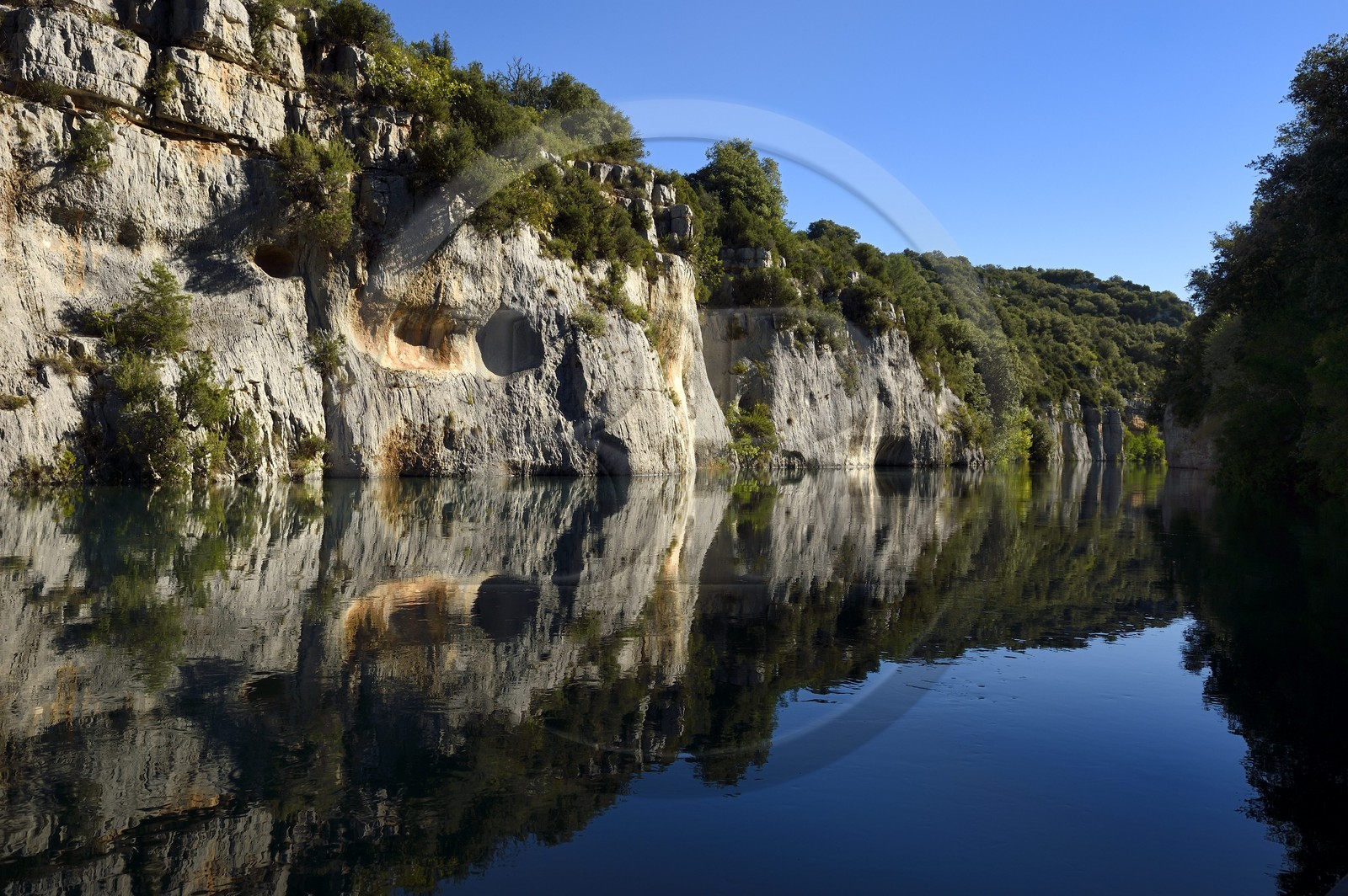 Var (83) rive gauche et Alpes-de-Haute-Provence (04) rive droite, Parc Naturel Régional du Verdon, Basses Gorges du Verdon en aval du lac de Sainte Croix, gorges de Baudinard, cavités creusées par le Verdon à l'ère glaciaire