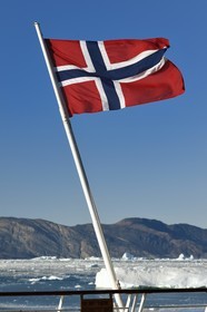 Groenland, cote ouest, baie de Disko, baie de Quervain, drapeau norvégien du bateau de croisière MS Fram de la compagnie Hurtigruten