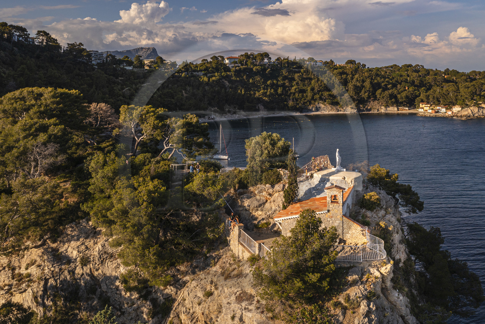 France, Var (83), la rade de Toulon, Cap Brun, la chapelle Notre Dame du cap Falcon qui domine le petit port des cabanons de l'anse de Méjean (vue aérienne)