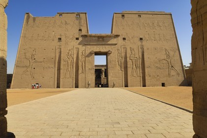 Egypt, Upper Egypt, Nile Valley, Edfu, temple dedicated to Horus God, the entrance pylon