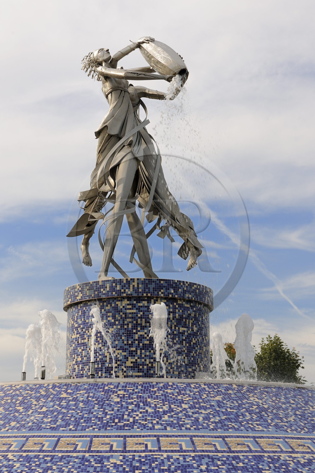 France, Vosges (88), Station thermale de Contrexéville, Les Verseuses réalisées par le sculpteur Guillaume ROCHE ornent le giratoire de l’avenue Division Leclerc