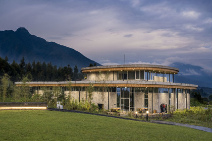 Rwanda, Province du Nord, District de Musanze (Ruhengeri), Kinigi, Campus Ellen DeGeneres du Dian Fossey Gorilla Fund par l'architecte MASS Design Group, le Cindy Broder Conservation Gallery avec une exposition éducative immersive, le Mont Sabyinyo et le Mont Muhavura (les deux à la frontière de l'Ouganda) en arrière plan