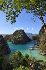 Philippines, Calamian Islands dans le nord de Palawan, Coron Island Natural Biotic Area, lagon sur le chemin du lac Kayangan, falaises abruptes et formations rocheuses karstique en calcaire du Permien