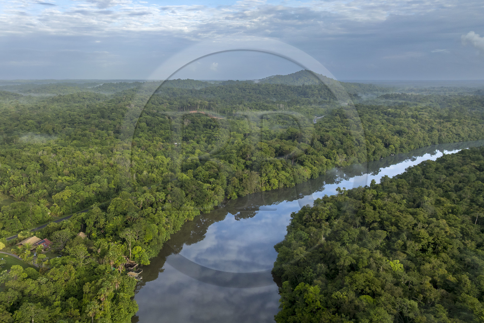 France, Guyane, Kourou, Camp Maripas, le fleuve Kourou traversant la forêt tropicale et la montagne des Singes (161 mètres d'altitude) en arrière plan (vue aérienne)