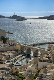 France, Bouches-du-Rhône (13), Marseille, quartier d'Endoume, le Vallon des Auffes et son petit port de pêche, l'archipel du Frioul avec le Chateau d'If en arrière plan