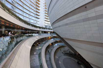 Turquie, Istanbul, le centre commercial Canyon (Kanyon Alişveriş Merkezi), une réalisation des cabinets d'architectes Jerde Partnership de Los Angeles et Tabanlioglu d'Istanbul, sphère abritant un cinema en multiplex