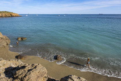 France, Hérault (34), Sète, crique de l'Anau - la Conque avec une plage de sable fin et d’eau turquoise située aux pieds des falaises de la ville