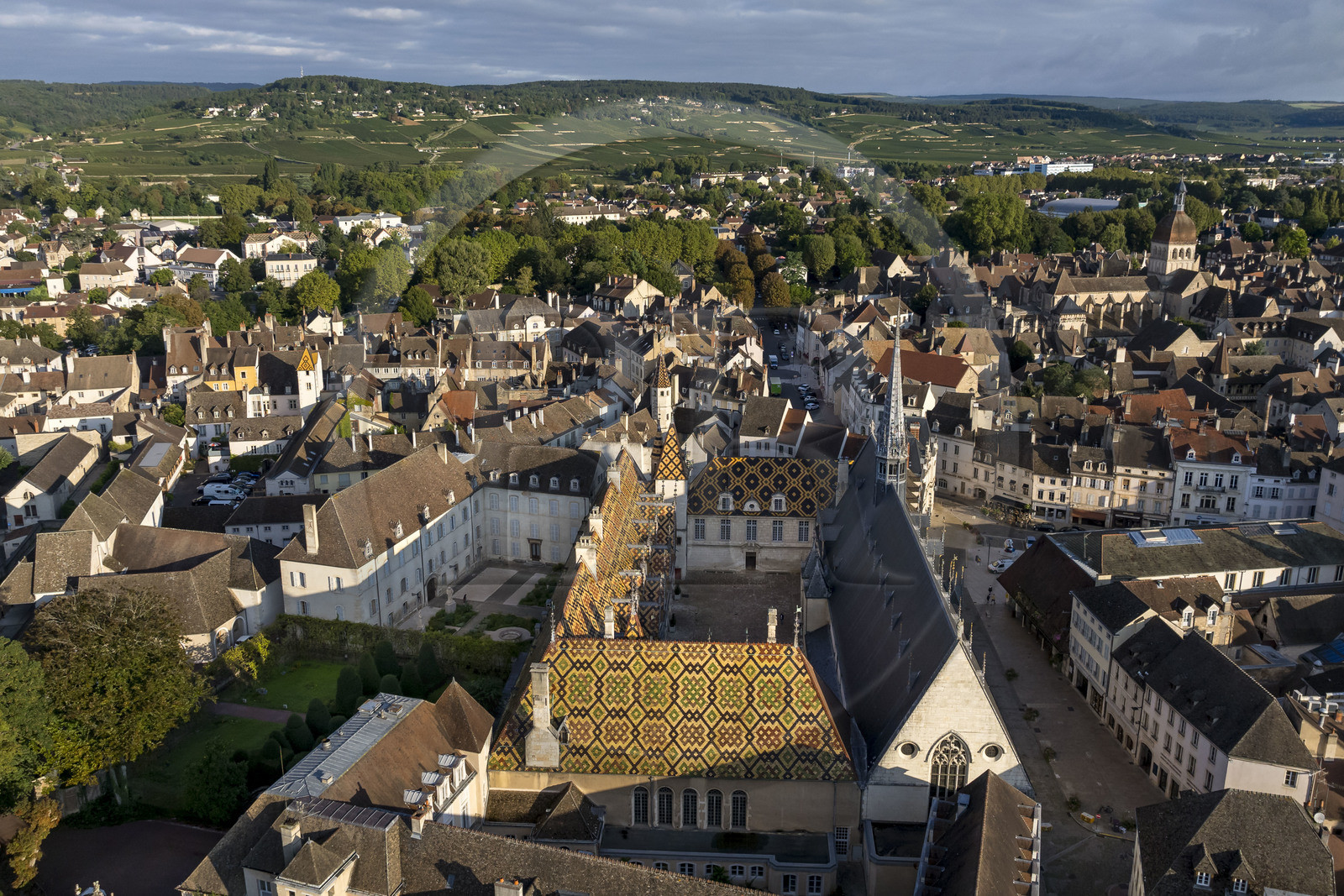 France, Côte-d'Or (21), Beaune, zone classée Patrimoine Mondial de l'UNESCO, Hospices de Beaune, l'Hôtel-Dieu, la basilique collégiale Notre-Dame de Beaune et la Côte de Beaune en arrière plan (vue aérienne)