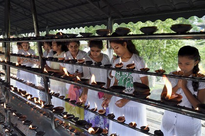 Sri Lanka, province du centre, Kandy, ville sacrée classée patrimoine mondial de l'UNESCO, Temple de la Dent de Bouddha (Sri Dalada Maligawa), lieu où les pélerins font bruler de l'encens et de l'huile en offrande à Bouddha