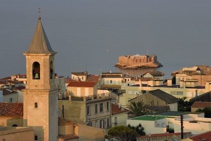 France, Bouches-du-Rhône (13), Marseille, quartier d'Endoume, Malmousque, l'église Saint Eugene et le petit fort de l'Ile Degaby