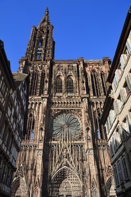 France, Bas-Rhin (67), Strasbourg, vieille ville classée au Patrimoine Mondial de l'UNESCO, la cathédrale Notre-Dame, la facade occidentale avec la grande rose