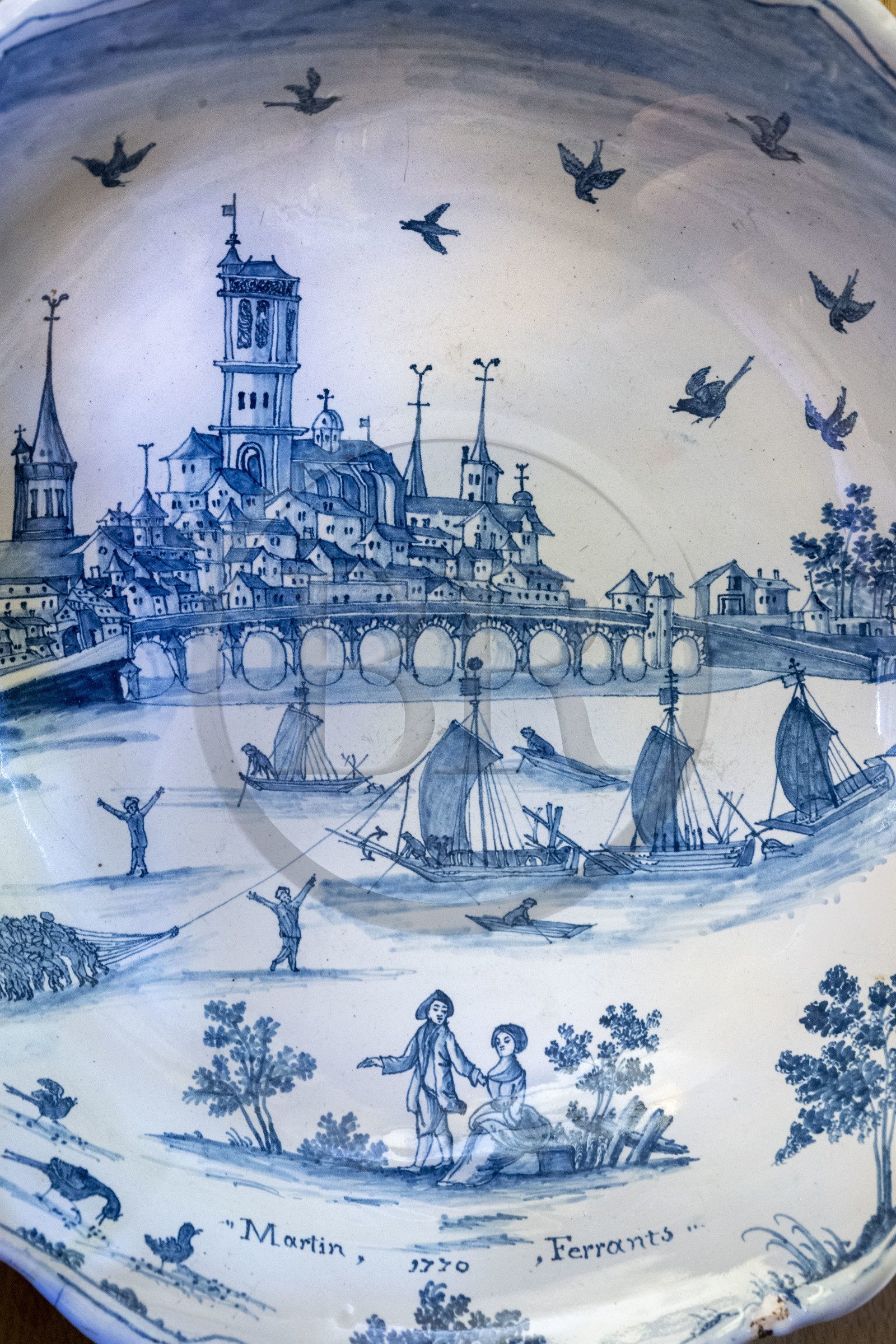 France, Nièvre (58), Nevers, musée de la Faïence et des Beaux-Arts, saladier decor patronymique au Pont de Loire dédié à Martin Ferrants (1770) attribué à Claude Guillaume Bigourat