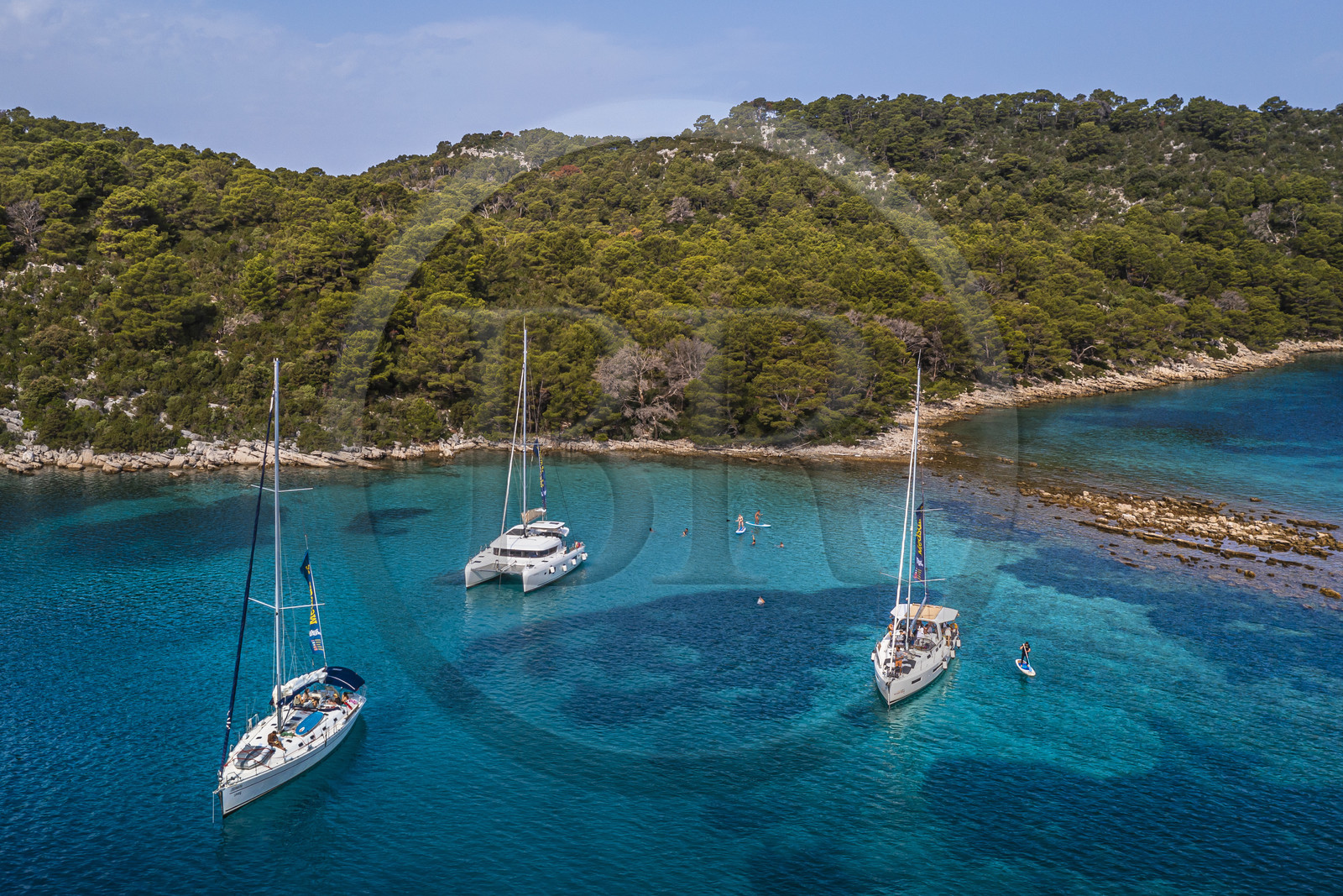 Croatie, Dalmatie, cote dalmate, Ile de Mljet, Parc national de Mljet, mouillage de voiliers dans la baie de Polace (vue aérienne)