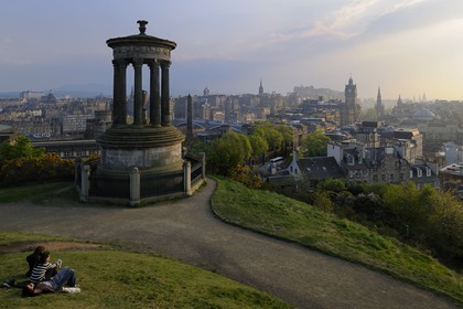 Royaume-Uni, Ecosse, Edimbourg, vue de Calton Hill avec le monument de Stewart sur la vieille ville
