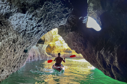 Portugal, Algarve, Lagos, randonnée en kayak au pied des falaises escarpées de la Ponta da Piedade