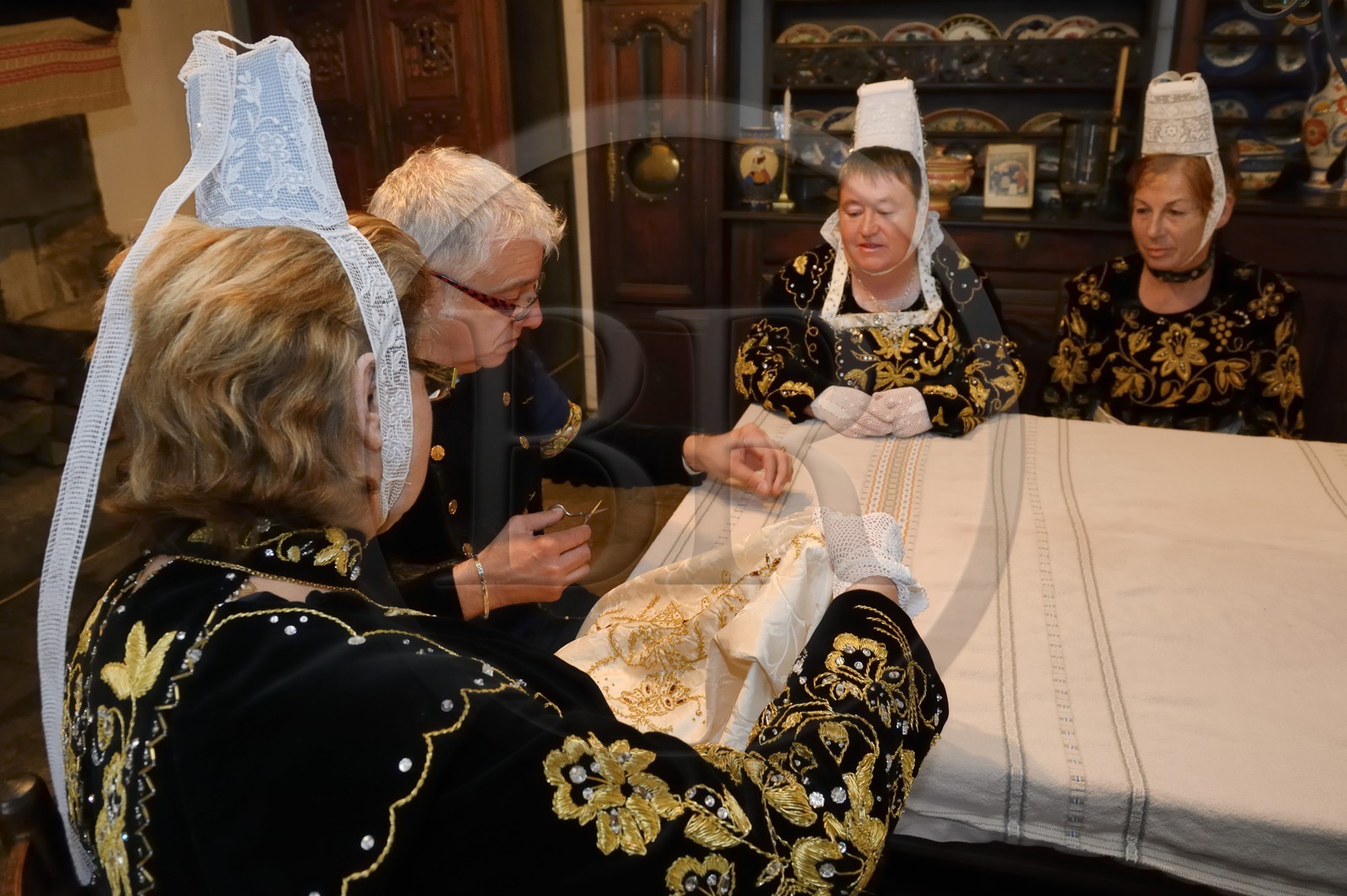 France, Finistère (29), Locronan, labellisé Les Plus Beaux Villages de France, ajustement des costumes traditionnels le matin de la procession de la petite Tromenie dans la ferme de la famille Louboutin