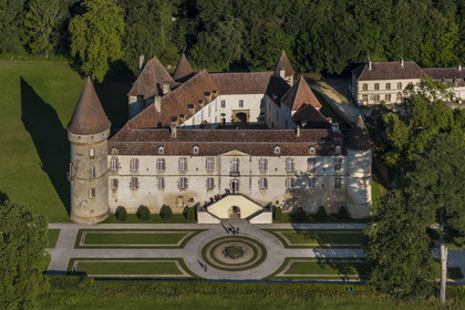 France, Nièvre (58), Parc naturel régional du Morvan, Bazoches, le chateau de Bazoches qui fut propriété du maréchal Sébastien le Prestre de Vauban (vue aérienne)