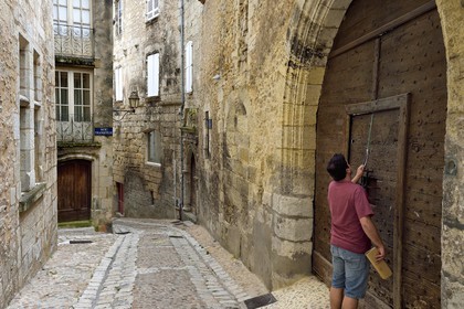 France, Dordogne, White Perigord, Perigueux, old Town, porch in the rue du Calvaire