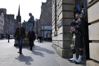 Royaume-Uni, Ecosse, Edimbourg, The Royal Mile, joueur de cornemuse dans High street