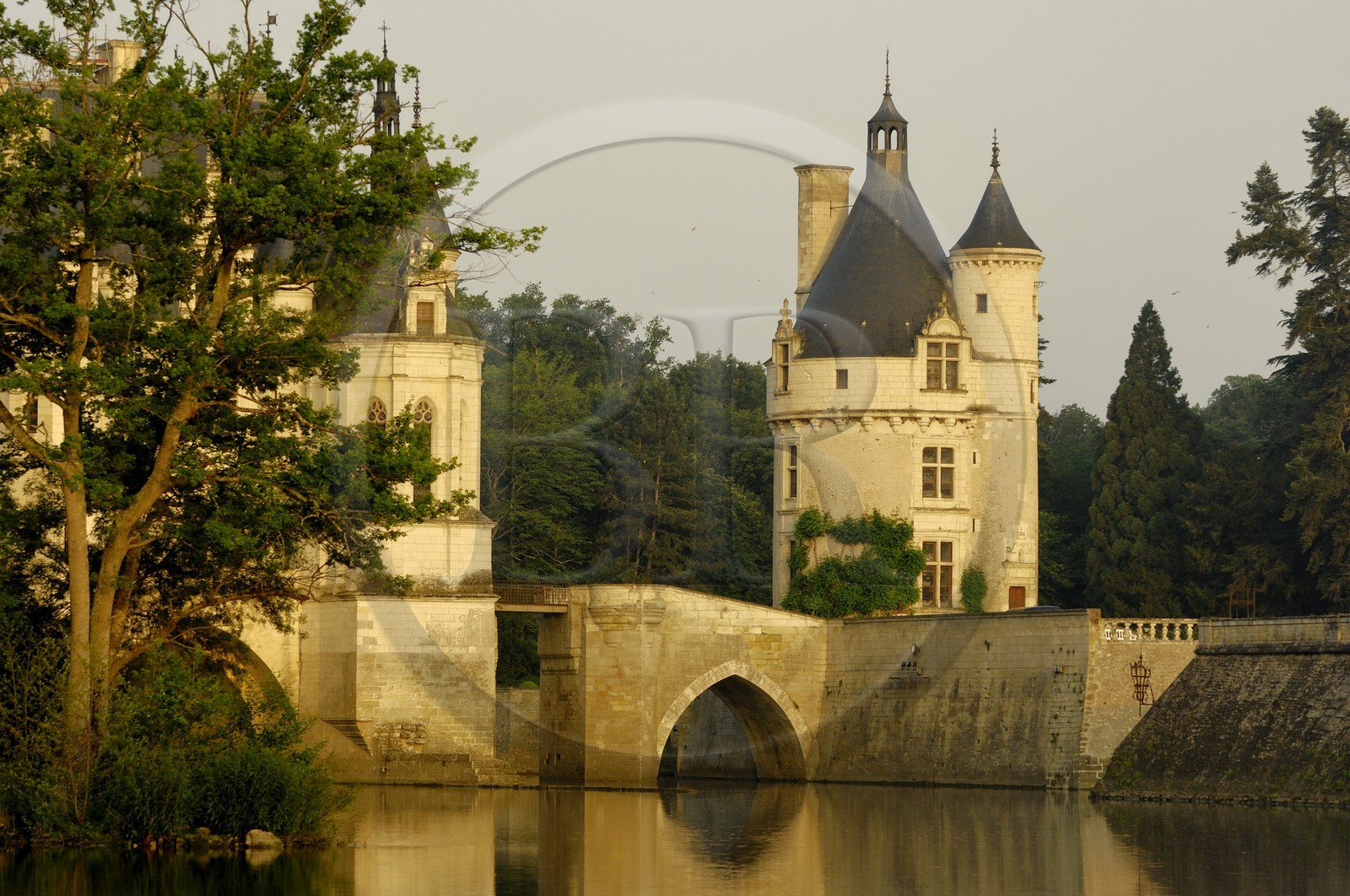 France, Indre-et-Loire (37), château de Chenonceau de style Renaissance qui enjambe le Cher, édifié de 1513 à 1521, la tour des Marques France, Indre-et-Loire (37), château de Chenonceau de style Renaissance qui enjambe le Cher, édifié de 1513 à 1521, la tour des Marques