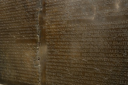 France, Rhône (69), Lyon, site historique classé Patrimoine Mondial de l'UNESCO, colline de Fourvière, musée gallo-romain de Fourvière, la Table claudienne est une plaque de bronze portant l'inscription d'un discours prononcé par l'empereur Claude en 48 devant le Sénat romain
