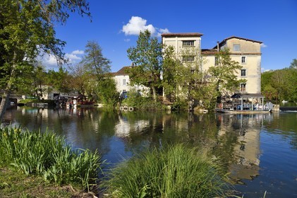 France, Charente (16), Saint-Simeux, les anciennes pêcheries d'anguilles construites sur un déversoir sur La Charente que longe la véloroute la Flow Vélo