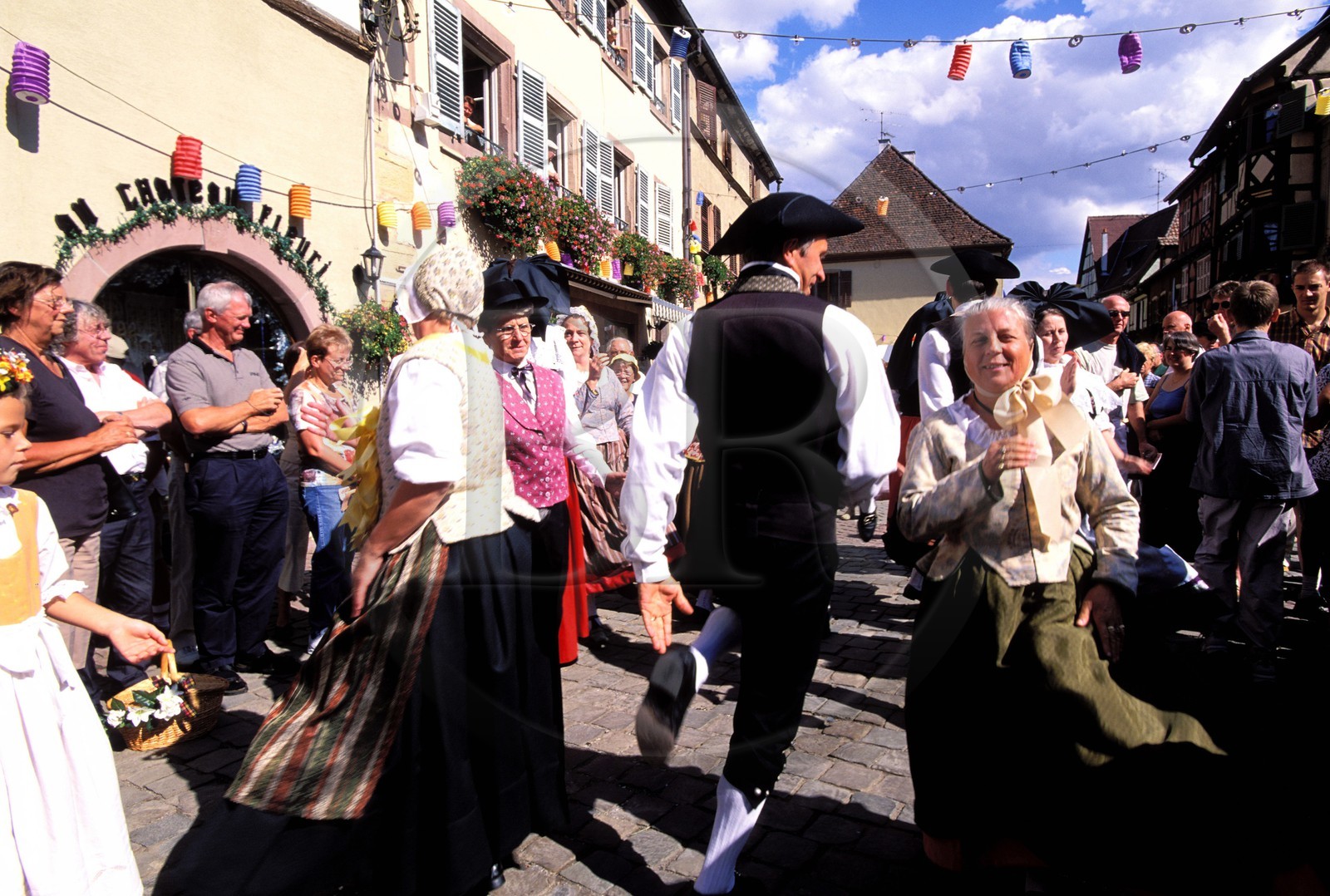 France, Haut-Rhin (68), Eguisheim, labellisé Les Plus Beaux Villages de France, fête du vin, danses en costume dans la grande rue
