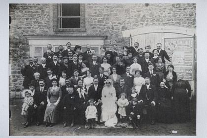 France, Nièvre (58), Parc naturel régional du Morvan, Alligny en Morvan, musée des nourrices et des enfants de l'Assistance Publique, l'écrivain  Jean Genet a été pupille et placé dans le village chez les Régnier toute son enfance, ici au premier plan à 18 mois dans les bras de son père nourricier