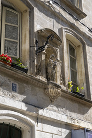 France, Vaucluse (84), Avignon, rue des Lices, une des centaines de Vierge Marie qui ornent les facades des maisons, vestige d'un quinquet lampe à huile à sa gauche