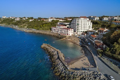 France, Pyrénées-Atlantiques (64), la côte du Pays-Basque, Guéthary, ancien port baleinier dominé par l'ancien hotel Guétharia art déco construit dans les années 1920 transformé en résidence (vue aérienne)