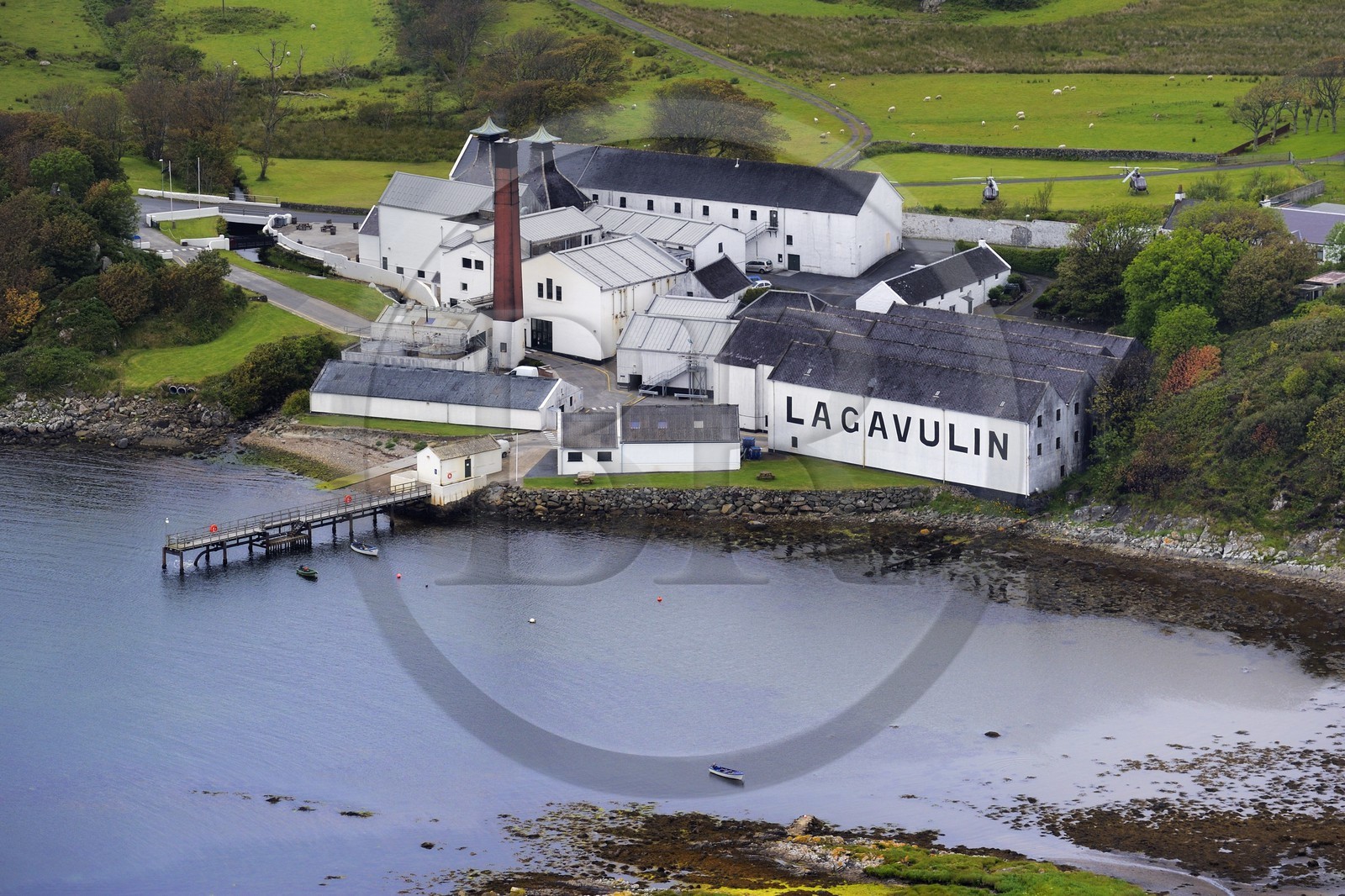 Royaume-Uni, Ecosse, Hébrides intérieures, Ile de Islay, Port Ellen, distillerie de whisky Lagavulin (vue aérienne)