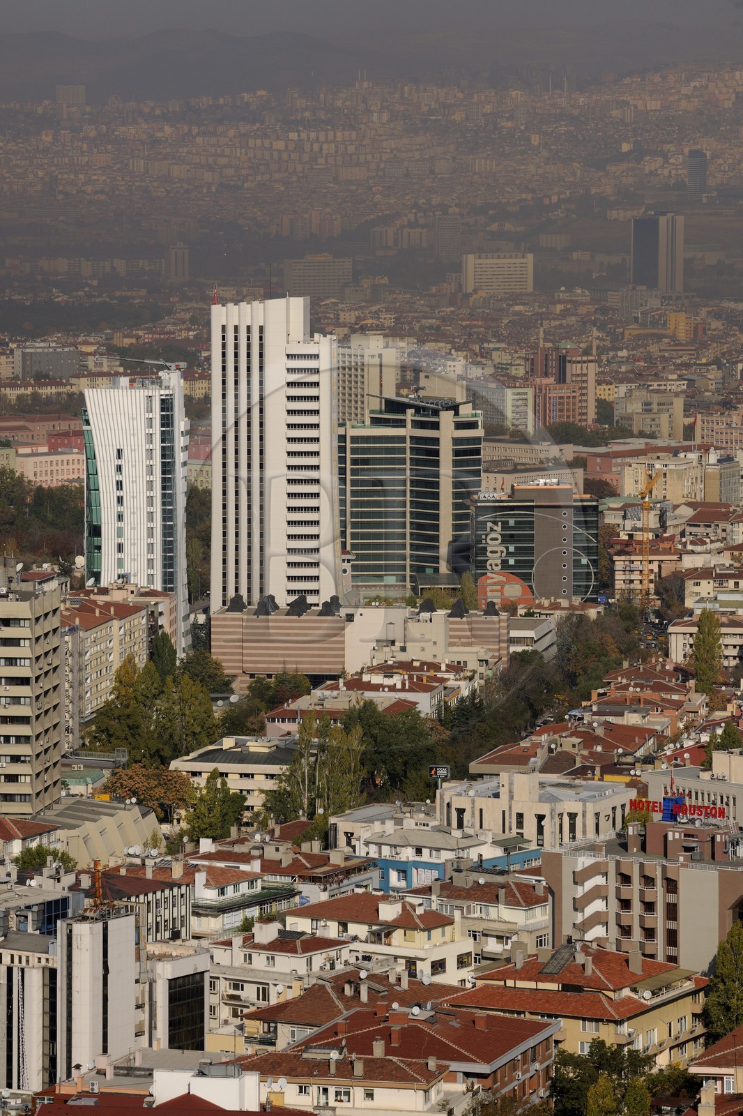 Turquie, Anatolie centrale, Ankara, quartier de la ville moderne, les immeubles qui bordent l'artère principale Atatürk boulevard