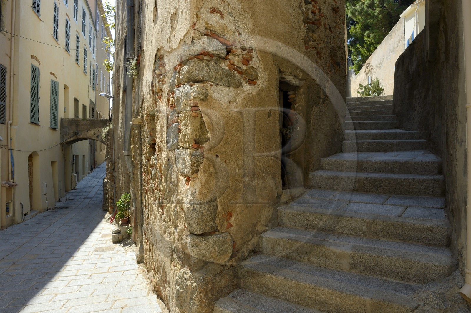 France, Haute-Corse (2B), Calvi, ruelle de la citadelle