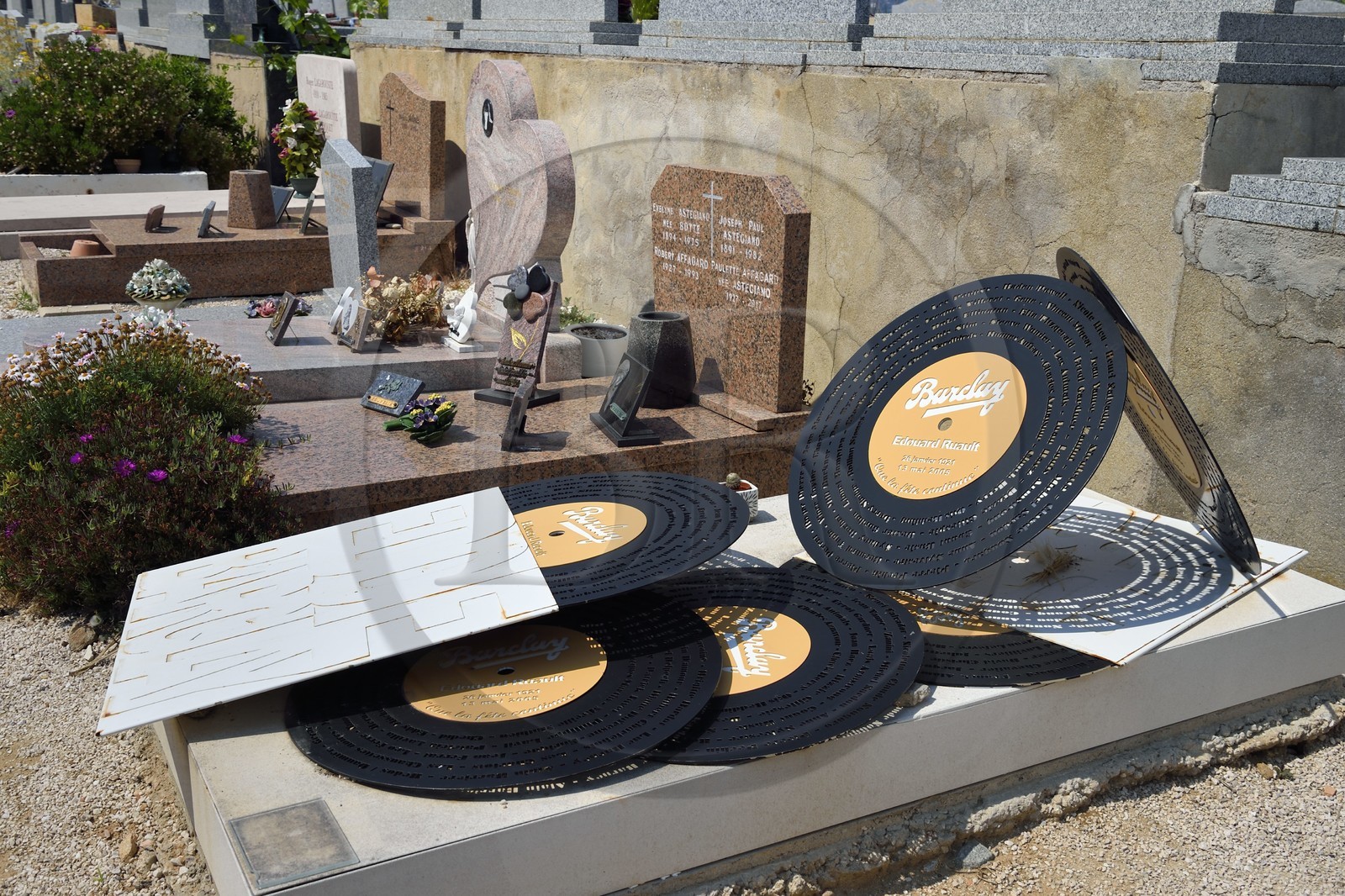 France, Var (83), Saint-Tropez, cimetière marin sur le chemin des Graniers, tombe d'Eddie Barclay de son vrai nom Édouard Ruault, éditeurs et producteurs de musique français entre les années 1950 et les années 1980