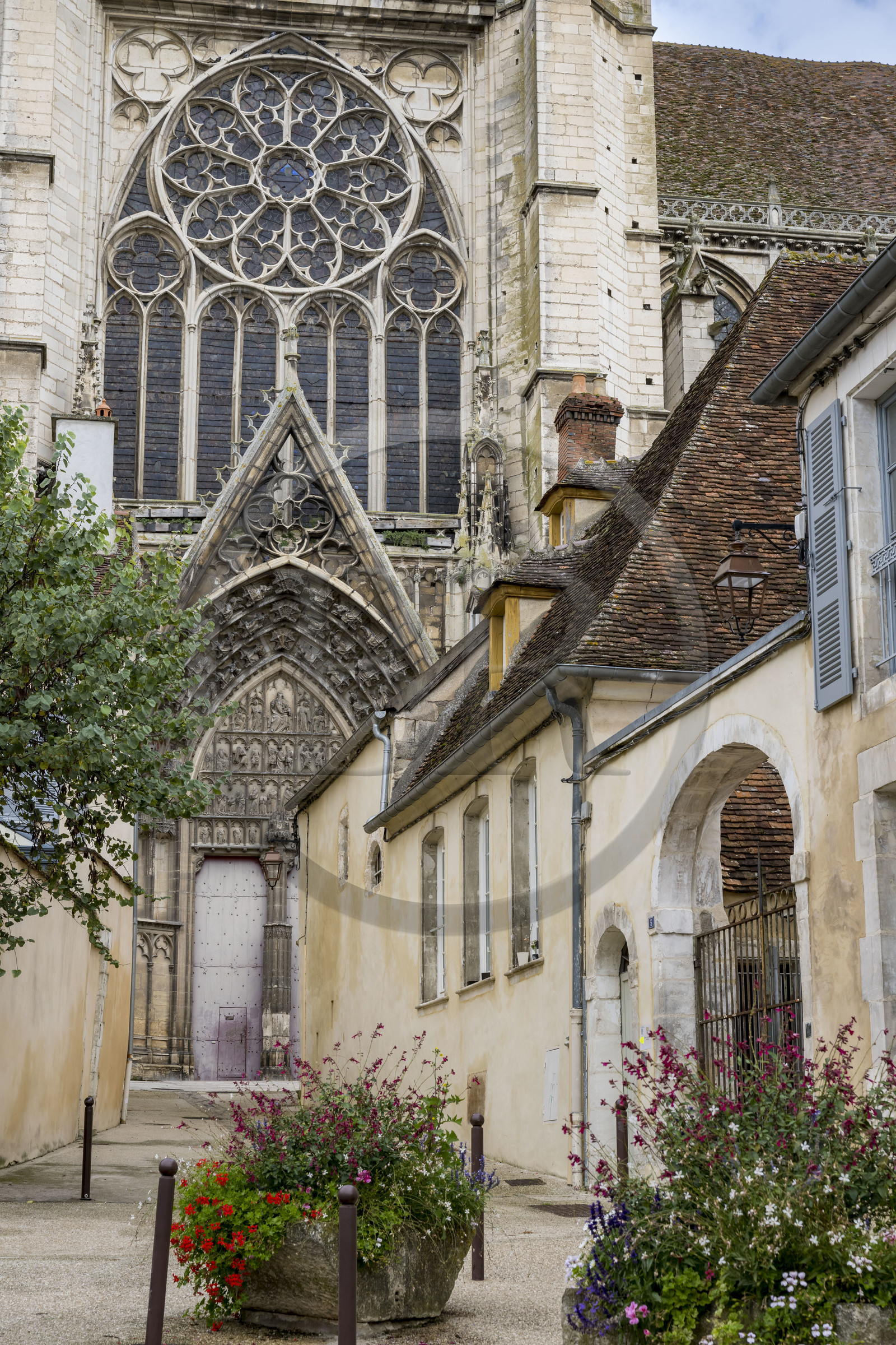 France, Yonne (89), Auxerre, place De L'Abbé Deschamps, cathédrale Saint-Etienne, facade du croisillon Sud