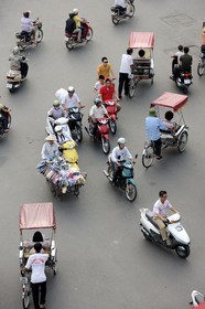 Vietnam, Hanoï, vieille ville, intense circulation sur le rond point au nord du lac Hoan Kiem appelé lac de l'épée restituée depuis le Legends Beer