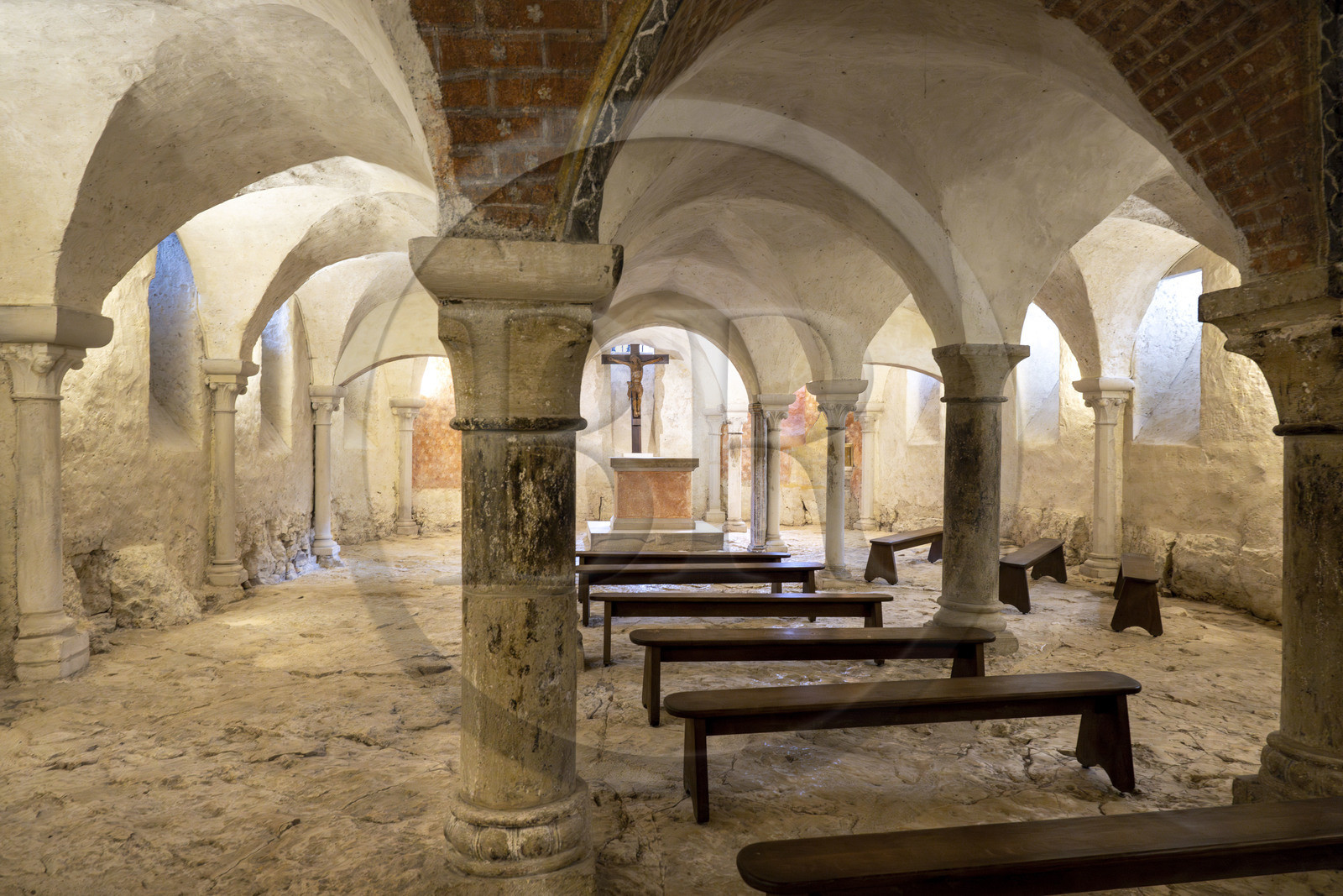 France, Yonne (89), parc naturel régional du Morvan, Vézelay, classé au Patrimoine Mondial de l'UNESCO, labellisé Les Plus Beaux Villages de France, point de départ de l'une des principales voies de pèlerinage de Saint-Jacques-de-Compostelle, la basilique Sainte-Marie-Madeleine, la crypte