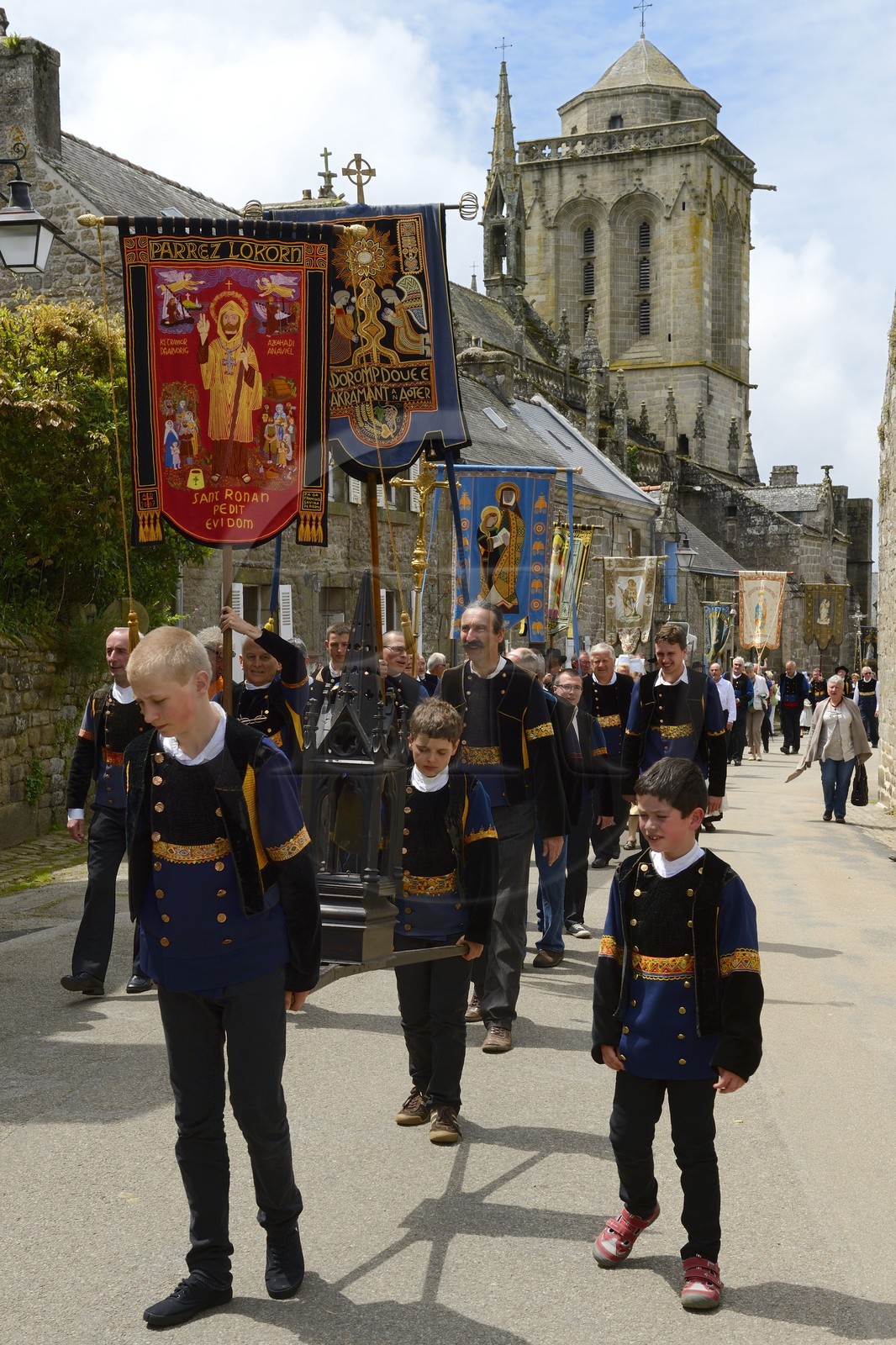 France, Finistère (29), Locronan, labellisé Les Plus Beaux Villages de France, procession de la petite Troménie, en arrière plan l'église Saint Ronan