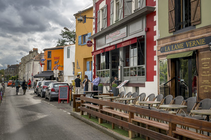 France, Loire-Atlantique (44), banlieue de Nantes, Rezé, quartier Trentemoult, cafés et restaurants sur le quai Robert Surcouf