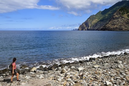 Portugal, Madeira Island, hike from Machico to Porto da Cruz by the Vereda do Larano, the bay of Porto da Cruz and the cliff of Larano in the background