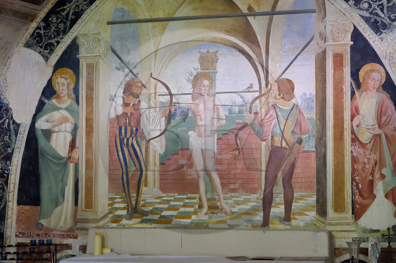 France, Alpes-Maritimes (06), Coaraze, labellisé Les Plus Beaux Villages de France, chapelle Saint Sébastien avec ses fresques du XVIe siècle, Sagittation de saint Sébastien entre les deux archers