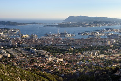 France, Var (83), Toulon, la rade depuis le Mont Faron, la base navale et le Cap Sicié en arrière plan