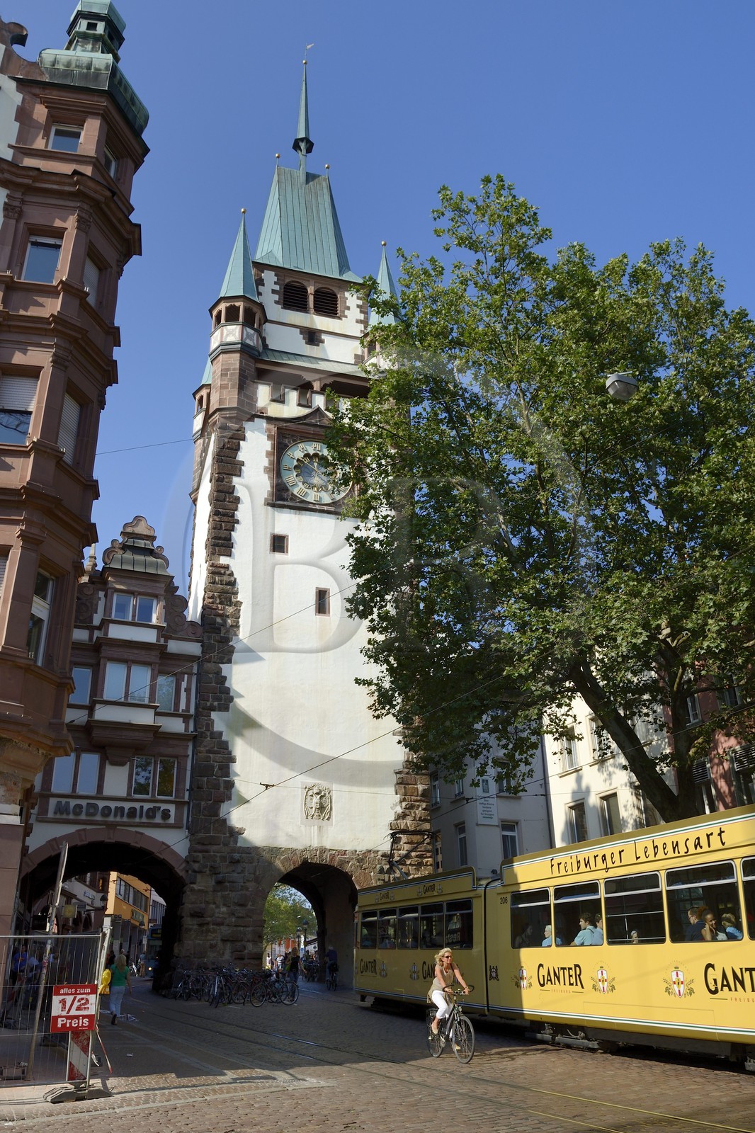 Allemagne, Bade-Wurtemberg, Fribourg en Brisgau, tram dans la rue Kaiser-Joseph Strasse et la Porte Saint-Martin Martinstor en arrière plan