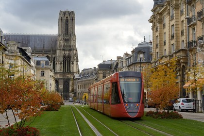 France, Marne (51), Reims, la cathédrale Notre-Dame de Reims, classée Patrimoine Mondial de l'UNESCO, le tramway dans le cours Jean Baptiste Langlet