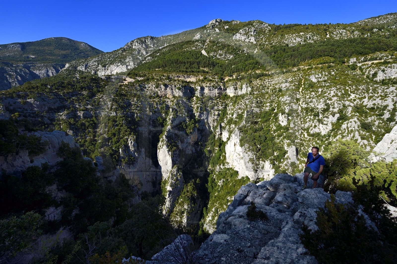 Var (83) rive gauche et Alpes-de-Haute-Provence (04) rive droite, Parc Naturel Régional du Verdon, le Grand Canyon des Gorges du Verdon vue de la Corniche Sublime