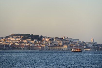 Portugal, Lisbonne, ferry sur le fleuve Tage (Rio Tejo) et le centre historique en arrière-plan