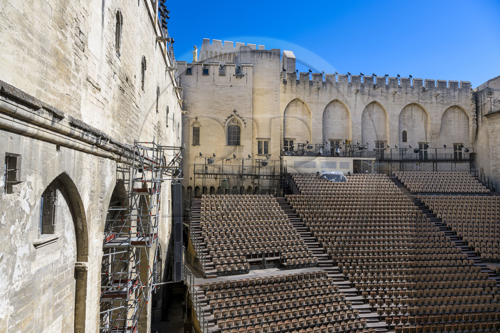 France, Vaucluse (84), Avignon, Palais des Papes classé Patrimoine mondial de l'UNESCO, la Cour d'Honneur du Palais des Papes pendant le Festival d'Avignon