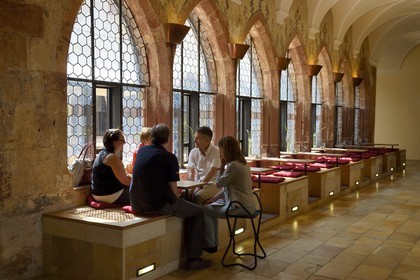 Allemagne, Bade-Wurtemberg, Fribourg en Brisgau, musée des Augustins (Augustinermuseum), café dans le cloitre