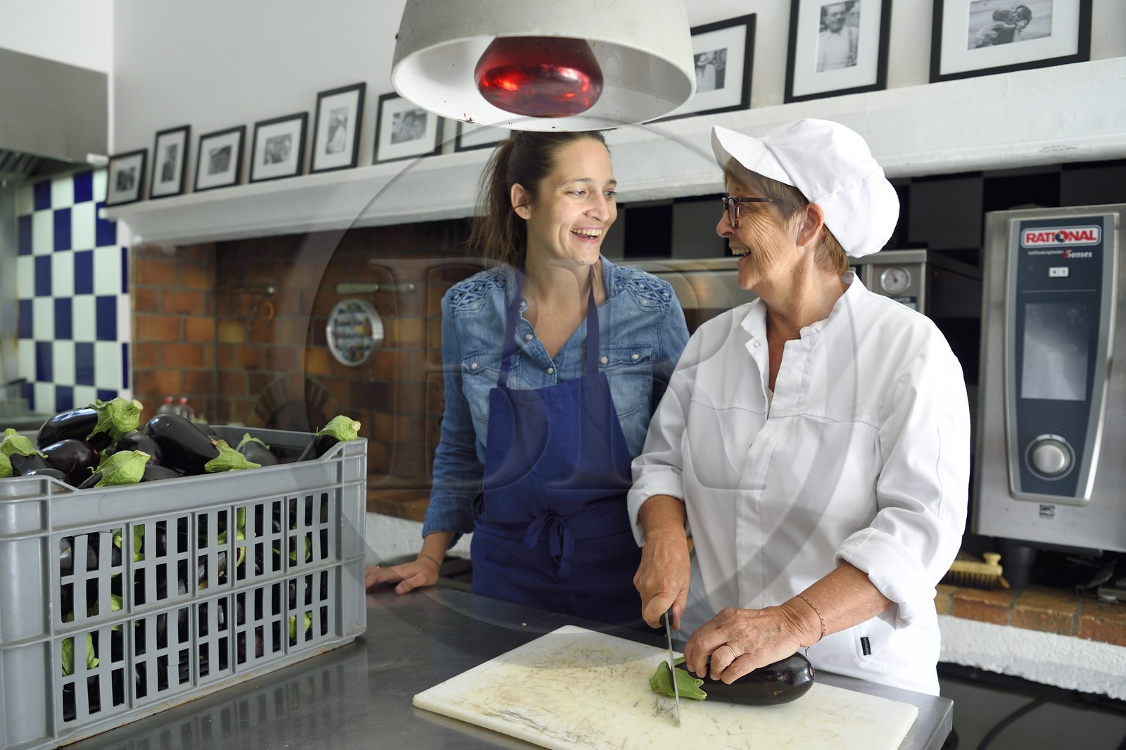 France, Vaucluse (84), Parc Naturel Regional du Luberon, Cadenet (Lourmarin), Auberge La Fenière 1 étoile Michelin, la chef étoilée Reine Sammut et sa fille Nadia